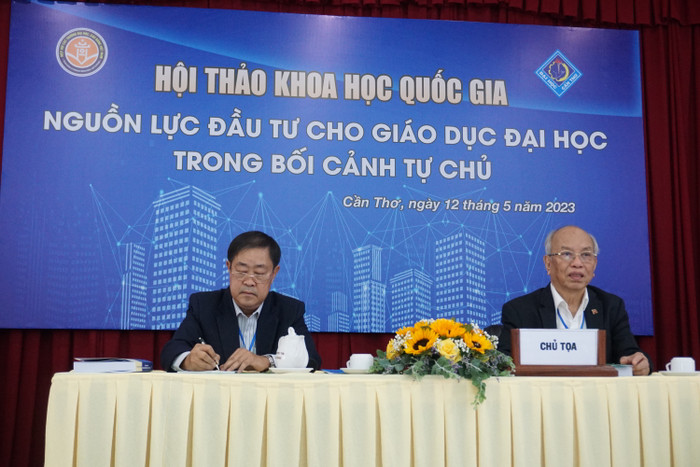Phiên thảo luận thứ nhất tại hội thảo do Giáo sư Trình Quang Phú (bên phải) và Giáo sư Hà Thanh Toàn chủ trì