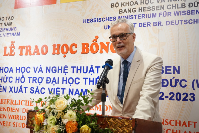 Tiến sĩ Guido Hildner chia sẻ tại chương trình. Tiến sĩ Guido Hildner chia sẻ tại chương trình.