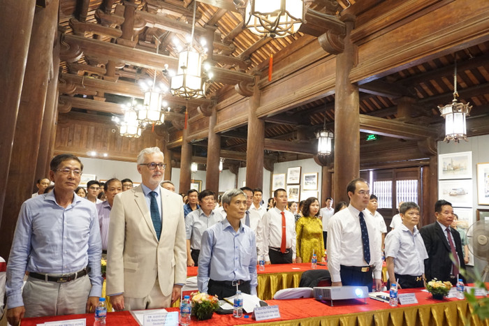 Các đại biểu và các bạn sinh viên thực hiện lễ chào cờ. Các đại biểu và các bạn sinh viên thực hiện lễ chào cờ.