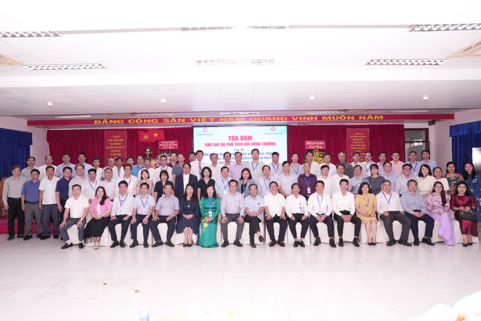 Các đại biểu tham dự tọa đàm cùng chụp ảnh kỷ niệm. Các đại biểu tham dự tọa đàm cùng chụp ảnh kỷ niệm.