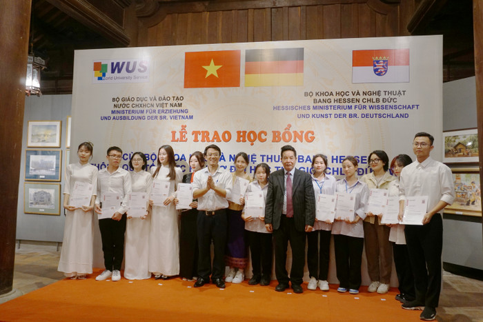 Sinh viên Trường Đại học Hòa Bình và các bạn sinh viên nhận học bổng Hessen. Sinh viên Trường Đại học Hòa Bình và các bạn sinh viên nhận học bổng Hessen.