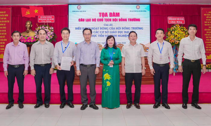 Thứ trưởng Hoàng Minh Sơn - Phó Chủ tịch Hiệp hội Các trường đại học, cao đẳng Việt Nam trao Quyết định của Hiệp hội về việc công nhận các ủy viên mới thuộc Ban Chủ nhiệm Câu lạc bộ Chủ tịch Hội đồng trường. Thứ trưởng Hoàng Minh Sơn - Phó Chủ tịch Hiệp hội Các trường đại học, cao đẳng Việt Nam trao Quyết định của Hiệp hội về việc công nhận các ủy viên mới thuộc Ban Chủ nhiệm Câu lạc bộ Chủ tịch Hội đồng trường.
