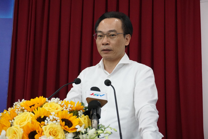 Thứ trưởng Bộ Giáo dục và Đào tạo Hoàng Minh Sơn chia sẻ tại Hội thảo. Thứ trưởng Bộ Giáo dục và Đào tạo Hoàng Minh Sơn chia sẻ tại Hội thảo.