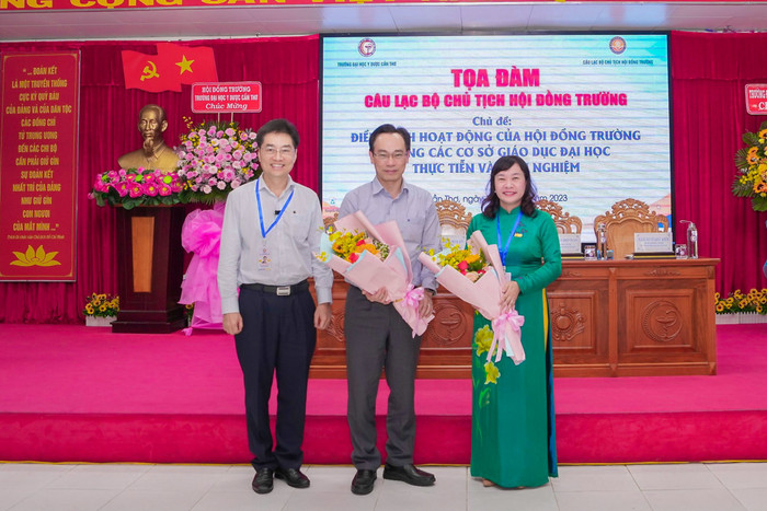 Giáo sư Trần Diệp Tuấn - Chủ nhiệm Câu lạc bộ Chủ tịch Hội đồng trường trao tặng hoa cho Thứ trưởng Hoàng Minh Sơn và Phó Giáo sư Nguyễn Minh Phương. Giáo sư Trần Diệp Tuấn - Chủ nhiệm Câu lạc bộ Chủ tịch Hội đồng trường trao tặng hoa cho Thứ trưởng Hoàng Minh Sơn và Phó Giáo sư Nguyễn Minh Phương.