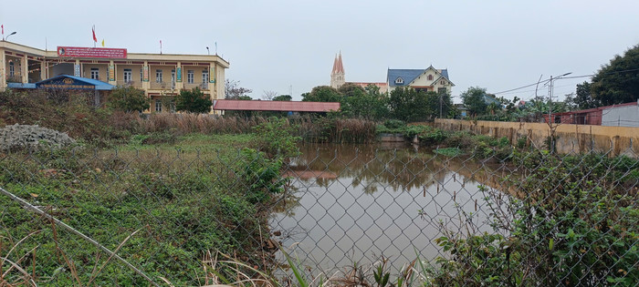 Phía bên tay phải cổng trường có hồ nước chạy dài là nơi xây dựng móng nền nhà bị bỏ dở. (Ảnh: NVCC) gdvn_truong-tieu-hoc-hong-thuan-nam-dinh (4).jpg