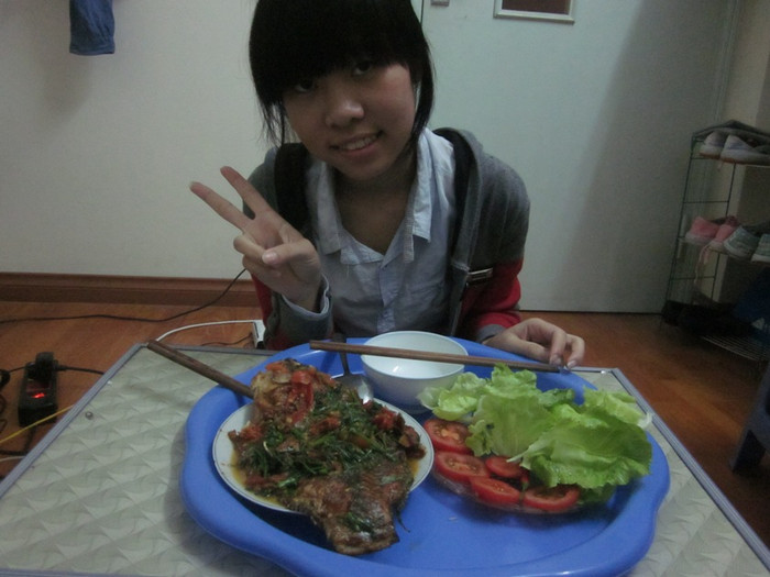 Ngày bé, do phải đi học xa nhà nên mỗi dịp cuối tuần tôi được về nhà là mẹ lại nấu rất nhiều món ăn ngon. Được ăn những món ăn do mẹ nấu tôi rất thích, trong đó món khoái khẩu của tôi chính là món cá sốt cà chua. Các bạn có thể hiểu được niềm vui của tôi khi được thưởng thức những món ăn đó chứ? Sau này khi lớn nên tôi vẫn muốn được nũng nịu đòi mẹ nấu cho ăn nhưng mẹ lại cười trêu: ‘muốn ăn thì tự đi mà nấu, mẹ cũng muốn ăn món mà mày tự nấu!’ Thế là tôi quyết tâm học bằng được cách làm món cá sốt cà chua. Nhìn thì đơn giản nhưng sao khi làm lai khó thế. Trước tiên, phải làm sạch cá, ướp cá với gia vị như nước mắm, gừng, xả, ớt và để cho cá sạch mùi và có vị. Sau đó rán cá đến khi lớp thịt ngoài cùng vàng giòn thì lấy ra. Tiếp theo là cho cà chua đã thái vào chảo sốt đến khi mềm nhuyễn, cho gia vị vào, đổ khoảng một cốc nước nhỏ vào và đun đến khi sôi. Cho cá, rau thơm vào để món ăn thêm ngon và thơm hơn, đến khi sôi tiếp thì cho gia vị vào và bỏ ra đĩa. Thật đơn giản nhưng tôi làm nhiều lần mà món cá sốt của mình vẫn không giống vị mẹ nấu. Cuối cùng khi tôi hỏi mẹ mới biết thì ra tôi đã dùng thiếu một gia vị rất quan trọng trong khi nấu đó chính là bột ngọt AJI-NO-MOTO với tinh chất Umami đậm đà. Tôi rất bất ngờ vì từ trước đến nay tôi vốn không thích bột ngọt nhưng không ngờ nó lại ảnh hưởng đến món ăn nhiều thế. Từ đó trong tủ gia vị của tôi luôn có lọ bột ngọt, thì ra những thứ mình không thích lại làm cho món ăn mình thích ngon hơn. Có thể cách làm này không theo công thức trên google khi các bạn tìm kiếm, nhưng đó là công thức mà mẹ tôi đã làm cho tôi. Đến bây giờ tôi rất vui vì nấu món đó cho gia đình và bạn bè mình! Các bạn hãy thử nhé!