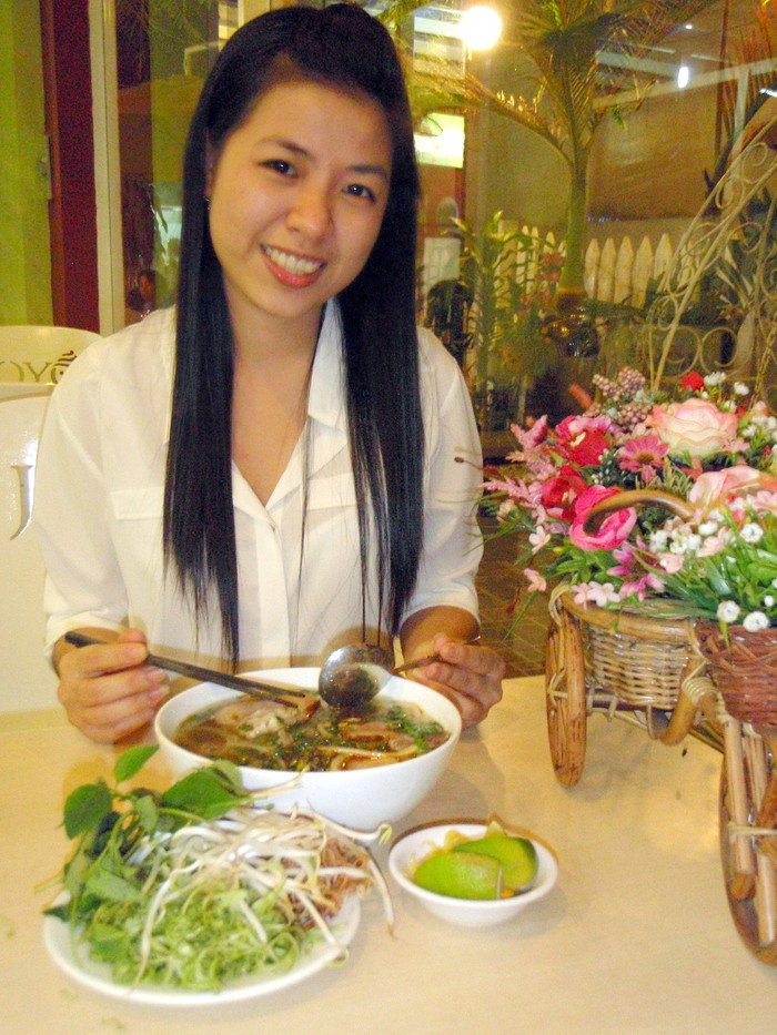 Tôi nhớ da diết, tha thiết hương thơm ngọt ngào và vị ngon đậm đà khó cưỡng lại của món bún bò quê hương Huế thân yêu mà ngày trước ba thường nấu cho cả nhà thưởng thức. Vị ngọt dìu dịu trong tô bún bò của ba đã trở thành kí ức khó quên trong lòng tôi, gắn liền với hình ảnh của ba, của quê hương. Gần đây, tôi mới được biết đó chính là vị Umami. Vị này do một giáo sư người Nhật phát hiện ra, và ông đặt tên theo tiếng Nhật, Umami có nghĩa là Vị Ngon. Thật đúng như tên gọi, vị umami, khi được kết hợp khéo léo với các vị khác làm cho món ăn hài hòa, thơm ngon hơn bội phần. Có lẽ vì vậy vị umami lúc nào cũng được nâng niu trong mỗi món ăn của gia đình người Việt, bên cạnh vị mặn đậm đà của miền Bắc, vị cay xè của miền Trung và vị ngọt thanh thanh của miền Nam. Umami cũng là đặc trưng ẩm thực của cả 3 miền Bắc – Trung – Nam với các món ăn có nước dùng. Từ xưa đến nay, vị umami như một sợi dây vô hình gắn kết các thế hệ trong mỗi gia đình, gắn kết nền ẩm thực các miền, các nước lại với nhau, đưa những nét văn hóa đặc trưng riêng hòa vào nền văn hóa chung. Bún bò Huế của ba làm mang đậm chất ẩm thực Huế, nước dùng có vị umami của giò heo hòa quyện với vị umami của thịt thăn bò, của nước cốt ruốc và đậm đà hơn khi nêm thêm tinh chất umami có trong bột ngọt Ajinomoto. Thêm vào đó, vị sa tế cay nồng đặc trưng của xứ Huế góp phần tạo nên món ăn vô cùng đậm đà, hấp dẫn cả gia đình những khi quây quần bên nhau. Mỗi lần nghe thoang thoảng hương thơm đặc trưng bún bò Huế, những hình ảnh gia đình lại sống dậy như tôi đang thật sự trở về quê hương Huế mộng mơ, với sông Hương, núi Ngự, với tất cả những ký ức khó quên ngày nào. Trong vô thức, tôi ngân nga câu hát ngày nhỏ vẫn thường nghe những lúc ngồi trước tivi dụi đầu vào lòng ba: “Mái ấm gia đình, Ajinomoto…” Tôi nhớ da diết, tha thiết hương thơm ngọt ngào và vị ngon đậm đà khó cưỡng lại của món bún bò quê hương Huế thân yêu mà ngày trước ba thường nấu cho cả nhà thưởng thức. Vị ngọt dìu dịu trong tô bún bò của ba đã trở thành kí ức khó quên trong lòng tôi, gắn liền với hình ảnh của ba, của quê hương. Gần đây, tôi mới được biết đó chính là vị Umami. Vị này do một giáo sư người Nhật phát hiện ra, và ông đặt tên theo tiếng Nhật, Umami có nghĩa là Vị Ngon. Thật đúng như tên gọi, vị umami, khi được kết hợp khéo léo với các vị khác làm cho món ăn hài hòa, thơm ngon hơn bội phần. Có lẽ vì vậy vị umami lúc nào cũng được nâng niu trong mỗi món ăn của gia đình người Việt, bên cạnh vị mặn đậm đà của miền Bắc, vị cay xè của miền Trung và vị ngọt thanh thanh của miền Nam. Umami cũng là đặc trưng ẩm thực của cả 3 miền Bắc – Trung – Nam với các món ăn có nước dùng. Từ xưa đến nay, vị umami như một sợi dây vô hình gắn kết các thế hệ trong mỗi gia đình, gắn kết nền ẩm thực các miền, các nước lại với nhau, đưa những nét văn hóa đặc trưng riêng hòa vào nền văn hóa chung. Bún bò Huế của ba làm mang đậm chất ẩm thực Huế, nước dùng có vị umami của giò heo hòa quyện với vị umami của thịt thăn bò, của nước cốt ruốc và đậm đà hơn khi nêm thêm tinh chất umami có trong bột ngọt Ajinomoto. Thêm vào đó, vị sa tế cay nồng đặc trưng của xứ Huế góp phần tạo nên món ăn vô cùng đậm đà, hấp dẫn cả gia đình những khi quây quần bên nhau. Mỗi lần nghe thoang thoảng hương thơm đặc trưng bún bò Huế, những hình ảnh gia đình lại sống dậy như tôi đang thật sự trở về quê hương Huế mộng mơ, với sông Hương, núi Ngự, với tất cả những ký ức khó quên ngày nào. Trong vô thức, tôi ngân nga câu hát ngày nhỏ vẫn thường nghe những lúc ngồi trước tivi dụi đầu vào lòng ba: “Mái ấm gia đình, Ajinomoto…”
