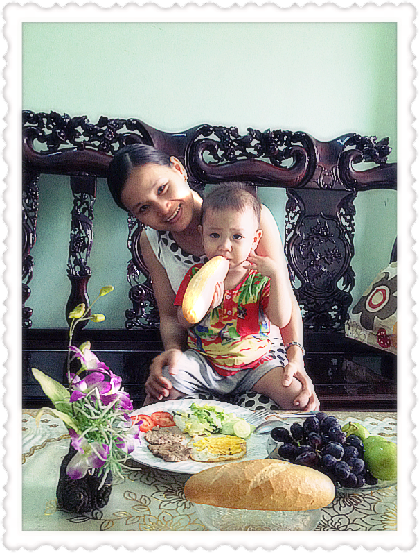 Sáng thứ bảy này gia đình mình lại vui vẻ bên nhau với món bò bít tết quen thuộc cha à. Con vẫn nhớ như in, lần đầu tiên con được nếm mùi vị bít tết là do cha dẫn con đi ăn, cha thưởng cho con chăm ngoan học hành. Con thích thú nhìn phần bít tết được bày ra, trang trí đơn giản mà thật bắt mắt. Miếng thịt bò chín mềm, hơi cháy cạnh, khoai tây chiên vàng giòn, salad tươi ngon, với xà lách, dưa leo, cà chua thái còn căng mọng nước,… tất cả hòa quyện với nhau tạo nên vị ngon tuyệt vời của món bò bít tết. Vị đậm đà, béo ngậy của thịt bò, khoai tây kết hợp với salad thanh đạm, tươi mát… tạo nên sự hài hòa cho món ăn, kích thích vị giác người thưởng thức. Món Tây, sao con vẫn cảm giác cái gì đó thân quen, phải chăng vì con ngồi bên cha, hay vì bản thân món ăn vốn chứa đựng thứ gì đó gần gũi với chúng ta? Giờ thì con biết, do cả hai cha à. Dù chế biến khác nhau như thế nào, có một vị ngọt dìu dịu đọng lại rất nhiều trong những món ăn ta nếm hằng ngày, đó là vị Umami. Cái chất ngọt dịu trong thịt bò đó, thật khó tả, chỉ biết nó làm món ăn ngon hơn nhiều, vị êm êm kéo dài nơi đầu lưỡi, chiếm được trái tim bao nhiêu thực khách. Bởi ngay từ khi cất tiếng khóc chào đời, trẻ con đã được nếm vị umami của sữa mẹ, có thể nói umami là một vị ăn sâu vào tiềm thức mỗi con người. Nhờ đó mà những món ăn vốn xa lạ trở nên thân quen một cách lạ kỳ, nghe như vị ngọt tình thương thấm dịu vào từng tế bào vị giác, chảy dạt dào vào tâm hồn mỗi chúng ta. Umami đã và đang đi trên hành trình gắn kết mọi người lại với nhau, mang đến sự đồng điệu trong tâm hồn chúng ta, xóa bỏ khoảng cách không gian, thời gian, xóa bỏ mọi ngăn cách của cuộc sống bộn bề, để chúng ta dù đi xa thật xa mà vẫn cảm thấy ấm áp như trong chính ngôi nhà của mình