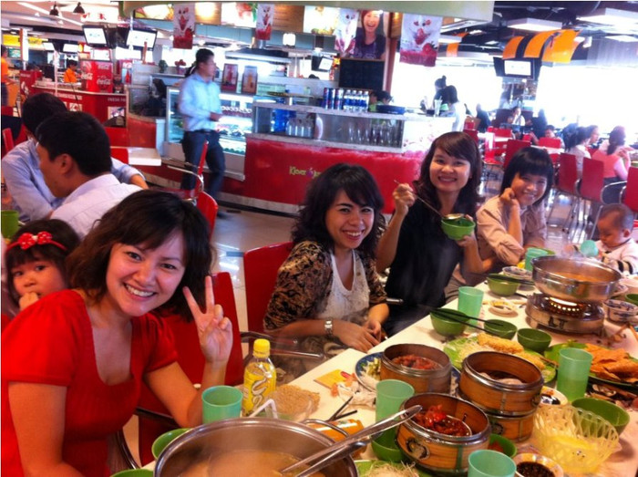 Mấy năm gần đây "làn sóng Hàn Quốc" đang bao trùm cả châu Á với nhiều lĩnh vực khác nhau: Âm nhạc, điện ảnh, văn hóa và...ẩm thực. Có thể nói tôi là một tín đồ của ẩm thực Hàn Quốc. Vị cay xèđặc trưng trong ẩm thực của xứ sở Đại Hàn đặc biệt cuốn hút tôi. Hơn cả, người Hàn Quốc rất chú trọng đến những món ăn sử dụng nhiều nguyên liệu tươi sống đậm đà tinh chất Umami. Trong đó, lẩu là một ví dụ điển hình. Với những phong vị và cách chế biến đặc trưng, những nhà hàng lẩu Hàn Quốc dang dần chiếm lĩnh một thị phần đông đảo tại Hà Nội. Quả thực khi thưởng thúc lẩu Hàn Quốc bạn không chỉ đi từ bất ngờ này đến bất ngờ khác, mà còn khám phá ra nhiều điều mới mẻ trong văn hóa ẩm thực chỉ riêng có ở xứ sở này