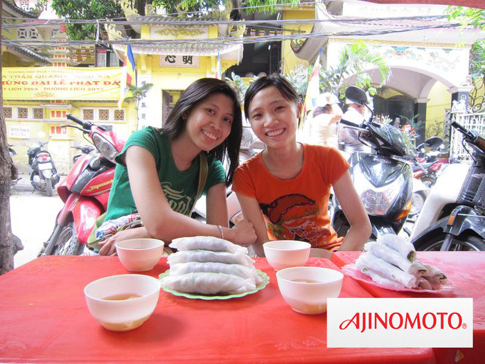 Từ xa xưa phở đã rất nổi tiếng nó như là linh hồn của món ăn Việt. Tuy nhiên người Việt Nam mình cũng rất sáng tạo trong ăn uống. Từ phở có nước, phở xào, phở chiên phồng và đến … phở cuốn. Càng nghĩ càng thấy sáng tạo trong món ăn vì bánh phở cuốn với thịt bò, rau thơm, xà lách ăn lại rất thơm mang vị đậm đà của Umami khi ướp với thịt bò. Nước chấm cũng nét đặc trưng cho ẩm thực Việt chua, ngọt và hơi cay cay. Đây là sự kết hợp tuyệt vời của hai món ăn truyền thống: phở và nem. Phở cuốn cũng rất dễ làm. Phở được xắt thành miếng vuông vắn với kích thước khoảng 10x15cm, ta bóc những miếng bánh phở rời ra khỏi nhau. Sau đó cho các loại rau như xà lách, mùi, rau thơm và thịt bò vào rồi cuốn lại. Thịt bò phải thái mỏng, ướp gia vị, mì chính rồi cho lên bếp đảo nhanh sao cho thịt bò săn lại, mềm mà không dai và đậm đà vị Umami. Nước chấm phở cũng giống như pha nước chấm nem hoặc bánh gối với nước mắm, hạt tiêu, hành tỏi khô, hành lá, rau mùi, đu đủ xanh hoặc su hào, đường kính, giấm. Ăn vào không có cảm giác ngấy và chỉ muốn ăn mãi…Tụ tập với bạn bè, vừa ăn vừa hàn huyên, cảm giác lại càng tuyệt vời hơn. Đúng là “Việt Nam - bước ra cửa là thấy thiên đường” quả không sai. Vì nhờ vậy ẩm thực Việt lại càng thêm phong phú đa dạng với bạn bè bốn phương Từ xa xưa phở đã rất nổi tiếng nó như là linh hồn của món ăn Việt. Tuy nhiên người Việt Nam mình cũng rất sáng tạo trong ăn uống. Từ phở có nước, phở xào, phở chiên phồng và đến … phở cuốn. Càng nghĩ càng thấy sáng tạo trong món ăn vì bánh phở cuốn với thịt bò, rau thơm, xà lách ăn lại rất thơm mang vị đậm đà của Umami khi ướp với thịt bò. Nước chấm cũng nét đặc trưng cho ẩm thực Việt chua, ngọt và hơi cay cay. Đây là sự kết hợp tuyệt vời của hai món ăn truyền thống: phở và nem. Phở cuốn cũng rất dễ làm. Phở được xắt thành miếng vuông vắn với kích thước khoảng 10x15cm, ta bóc những miếng bánh phở rời ra khỏi nhau. Sau đó cho các loại rau như xà lách, mùi, rau thơm và thịt bò vào rồi cuốn lại. Thịt bò phải thái mỏng, ướp gia vị, mì chính rồi cho lên bếp đảo nhanh sao cho thịt bò săn lại, mềm mà không dai và đậm đà vị Umami. Nước chấm phở cũng giống như pha nước chấm nem hoặc bánh gối với nước mắm, hạt tiêu, hành tỏi khô, hành lá, rau mùi, đu đủ xanh hoặc su hào, đường kính, giấm. Ăn vào không có cảm giác ngấy và chỉ muốn ăn mãi…Tụ tập với bạn bè, vừa ăn vừa hàn huyên, cảm giác lại càng tuyệt vời hơn. Đúng là “Việt Nam - bước ra cửa là thấy thiên đường” quả không sai. Vì nhờ vậy ẩm thực Việt lại càng thêm phong phú đa dạng với bạn bè bốn phương