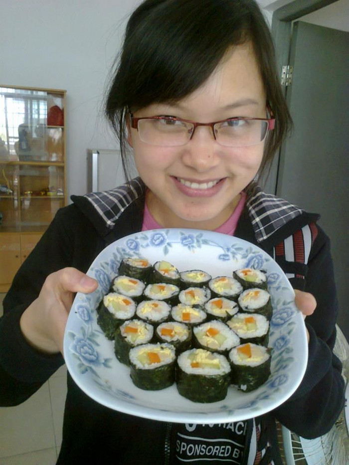 "Mẹ yêu ! Hôm nay hà nội trời trở lạnh, lạnh lắm mẹ ạ. Dù thiếu vắng những cơn gió giá rét nhưng không khí tiết đông đủ để con cảm nhận rằng lại một mùa đông đang đến - một mùa đông nữa con thiếu mẹ. Con nhớ, nhớ ngày mẹ dứt lòng để hai bố con ở lại, đến với miền đất xa xôi - xứ sở kim chi để mong kinh tế được khấm khá, con buồn và tủi lắm .Đứa con bé nhỏ tuổi 16 cứ thế đón nhận tình yêu thương của mẹ qua điện thoại hay qua webcam, dẫu biết tình cảm ấy thật nồng nàn và sâu lắng. Yêu ba, thương con, mẹ không ngừng quan tâm và nhắc nhở con gái lớn phải học nữ công gia tránh để thay mẹ chăm sóc ba cũng như chăm sóc mình.Thấu hiểu tâm tư, con đã trở thành “bếp trưởng” mà so với tay nghề thì còn kém xa mẹ lắm. Hà Nội ngày mưa nhưng con vẫn lặng lẽ chuẩn bị nguyên liệu cho món kimbap - món ăn mẹ vẫn thường ăn nơi ấy để mong sao bữa cơm gia đình có thêm hơi ấm tình mẹ. Kimbap không làm khó con gái mẹ được, ngay lần đầu tiên thử nghiệm con đã khá thành công rồi mẹ ạ. Qua tìm hiểu con biết “kim” là tên gọi của lá rong biển khô,”bap” đơn giản là món cơm trắng quen thuộc. Và món ăn trở nên tuyệt mỹ hơn khi kết hợp với trứng rán, cà rốt ngọt lành và dưa leo. Giờ con hiểu vì sao người Hàn luôn tâm đắc: “Thứ nhất kim chi, thứ nhì kimbap” bởi lẽ kimbap làm đơn giản và nhanh, hơn hết nó là sự kết hợp tuyệt vời từ những thực phẩm tốt cho sức khỏe ,đặc biệt là vị Umami ngọt ngào có trong cà rốt, dưa chuột, trứng và đặc biệt là cơm. Có phải sự kết hợp giữa tinh chất Umami sánh cùng hương vị đặc trưng từ rong biển đã vô tình đưa kimbap vào danh sách món ăn truyền thống của xứ Hàn phải không mẹ? Bữa cơm hôm nay vẫn có kimbap nhưng thiếu mẹ, kimbap ngọt ngào giúp con cảm nhận được sự gần gũi, thân thương như có mẹ ở bên vậy. Mẹ ơi, mau về với con nhé. Yêu và nhớ mẹ nhiềuaa!!!!!" "Mẹ yêu ! Hôm nay hà nội trời trở lạnh, lạnh lắm mẹ ạ. Dù thiếu vắng những cơn gió giá rét nhưng không khí tiết đông đủ để con cảm nhận rằng lại một mùa đông đang đến - một mùa đông nữa con thiếu mẹ. Con nhớ, nhớ ngày mẹ dứt lòng để hai bố con ở lại, đến với miền đất xa xôi - xứ sở kim chi để mong kinh tế được khấm khá, con buồn và tủi lắm .Đứa con bé nhỏ tuổi 16 cứ thế đón nhận tình yêu thương của mẹ qua điện thoại hay qua webcam, dẫu biết tình cảm ấy thật nồng nàn và sâu lắng. Yêu ba, thương con, mẹ không ngừng quan tâm và nhắc nhở con gái lớn phải học nữ công gia tránh để thay mẹ chăm sóc ba cũng như chăm sóc mình.Thấu hiểu tâm tư, con đã trở thành “bếp trưởng” mà so với tay nghề thì còn kém xa mẹ lắm. Hà Nội ngày mưa nhưng con vẫn lặng lẽ chuẩn bị nguyên liệu cho món kimbap - món ăn mẹ vẫn thường ăn nơi ấy để mong sao bữa cơm gia đình có thêm hơi ấm tình mẹ. Kimbap không làm khó con gái mẹ được, ngay lần đầu tiên thử nghiệm con đã khá thành công rồi mẹ ạ. Qua tìm hiểu con biết “kim” là tên gọi của lá rong biển khô,”bap” đơn giản là món cơm trắng quen thuộc. Và món ăn trở nên tuyệt mỹ hơn khi kết hợp với trứng rán, cà rốt ngọt lành và dưa leo. Giờ con hiểu vì sao người Hàn luôn tâm đắc: “Thứ nhất kim chi, thứ nhì kimbap” bởi lẽ kimbap làm đơn giản và nhanh, hơn hết nó là sự kết hợp tuyệt vời từ những thực phẩm tốt cho sức khỏe ,đặc biệt là vị Umami ngọt ngào có trong cà rốt, dưa chuột, trứng và đặc biệt là cơm. Có phải sự kết hợp giữa tinh chất Umami sánh cùng hương vị đặc trưng từ rong biển đã vô tình đưa kimbap vào danh sách món ăn truyền thống của xứ Hàn phải không mẹ? Bữa cơm hôm nay vẫn có kimbap nhưng thiếu mẹ, kimbap ngọt ngào giúp con cảm nhận được sự gần gũi, thân thương như có mẹ ở bên vậy. Mẹ ơi, mau về với con nhé. Yêu và nhớ mẹ nhiềuaa!!!!!"