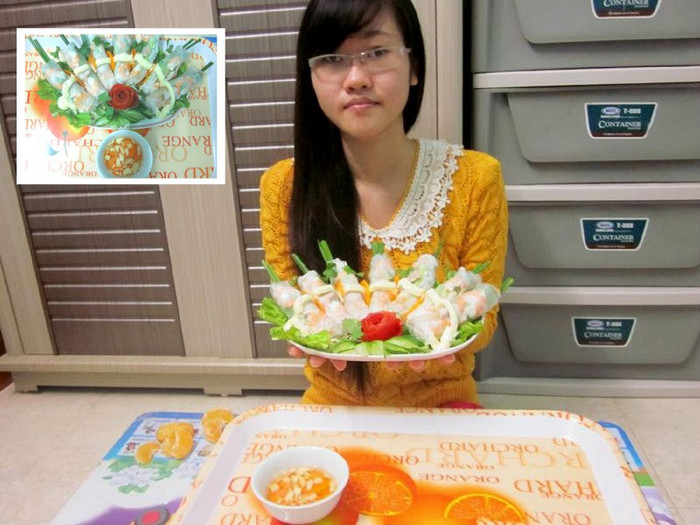 Thủa nhỏ tôi đã từng mơ ước được giống như cánh chim tự do, được sống xa gia đình, để làm những điều mình muốn mà không lo bị ba mẹ mắng mỏ vì chuyện này chuyện kia, chỉ vì tôi còn nhỏ- muốn học làm người lớn. Nhưng khi được trải cánh trên bầu trời, biết thế nào là va vấp, sóng gió tôi mới chợt hiểu nơi bình yên nhất chính là gia đình. Cuộc sống của một sinh viên xa nhà thật không đơn giản và dễ dàng như tôi vẫn nghĩ. Mười tám tuổi tự chăm lo cho bản thân từ chi tiêu , ăn uống đến học hành đôi khi làm tôi thấy mệt mỏi. Những bữa ăn tạm bợ, qua loa nơi quán xá làm tôi nhớ da diết những món ăn mẹ nấu. Tôi hối hận vì trước đây mỗi lúc mẹ gọi vào bếp dạy nấu món này, món kia tôi chỉ vâng dạ cho nhanh rồi lẻn đi chơi cùng mấy đứa bạn. Tôi thèm được quây quần bên gia đình, được cùng cả nhà ăn món gỏi cuốn tôm thịt mà tôi thích. Tôi nhớ hương vị dai của bánh tráng, vị béo đậm đà của thịt ba rọi trộn lẫn vị ngọt của tôm luộc, thêm một chút mặn mà của nước chấm, cái mát lạnh cay nồng nơi đầu lưỡi của rau sống tạo thành một bản hợp tấu làm dậy lên các cung bậc vị giác. Mẹ nói linh hồn của món gỏi cuốn là ở bát nước chấm. Có chút đậm đà của vị Umami, của tỏi ớt…Tôi để ý mỗi lần luộc thịt, tôm hay pha nước chấm mẹ đều cho thêm chút bột ngọt. Mẹ nói trong bột ngọt có vị umami làm món ăn thêm đậm đà và ngọt tự nhiên. Có lẽ vì thế mà trong gian bếp nhỏ của tôi cũng không thể thiếu gói bột ngọt, nó làm tôi nhớ đến các món ăn của mẹ, là bí quyết nấu ngon cho mọi món ăn. Nếu như nói cuộc sống là một món ăn đa vị, thì đối với tôi gia đình giống như vị Umami đó ngọt ngào tình thương và không thể thiếu được trong tiềm thức của mỗi con người