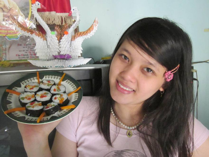 "Từ nhỏ mình đã rất thích đọc truyện tranh và xem phim hoạt hình Nhật Bản, vì vậy mà mình thích luôn cả những nét văn hóa, truyền thống lẫn ẩm thức của xứ sở hoa anh đào. Nhắc đến món ăn Nhật Bản thì chắc hẳn mọi người đều nghĩ ngay đến món Sushi nổi tiếng. Có rất nhiều loại Sushi khác nhau, và dĩ nhiên món nào cũng rất cầu kỳ. Dễ làm nhất có lẽ là Sushi cơm cuộn, chỉ cần một tí khéo tay là có thể làm ra món Sushi với nhiều loại nhân khác nhau. Để làm nhân Sushi, mình thường hấp cà rốt, đậu que để giữ được chất dinh dưỡng, màu sắc cũng như vị Umami tự nhiên trong rau củ, ngoài ra còn có trứng chiên và xúc xích. Tất cả thức ăn này nằm trong nắm cơm trắng dẻo, bên ngoài là lớp rong biển mỏng dai, tạo nên một hương vị rất riêng, rất Nhật Bản. Mình luôn muốn được thưởng thức thêm nhiều loại Sushi khác, và đặc biệt, nếu có thể, mình muốn được một lần đến đất nước Nhật Bản, thưởng thức món Sushi do chính tay đầu bếp Nhât chế biến, chắc hẳn sẽ rất khác, và ...ngon hơn mình làm rất nhiều" "Từ nhỏ mình đã rất thích đọc truyện tranh và xem phim hoạt hình Nhật Bản, vì vậy mà mình thích luôn cả những nét văn hóa, truyền thống lẫn ẩm thức của xứ sở hoa anh đào. Nhắc đến món ăn Nhật Bản thì chắc hẳn mọi người đều nghĩ ngay đến món Sushi nổi tiếng. Có rất nhiều loại Sushi khác nhau, và dĩ nhiên món nào cũng rất cầu kỳ. Dễ làm nhất có lẽ là Sushi cơm cuộn, chỉ cần một tí khéo tay là có thể làm ra món Sushi với nhiều loại nhân khác nhau. Để làm nhân Sushi, mình thường hấp cà rốt, đậu que để giữ được chất dinh dưỡng, màu sắc cũng như vị Umami tự nhiên trong rau củ, ngoài ra còn có trứng chiên và xúc xích. Tất cả thức ăn này nằm trong nắm cơm trắng dẻo, bên ngoài là lớp rong biển mỏng dai, tạo nên một hương vị rất riêng, rất Nhật Bản. Mình luôn muốn được thưởng thức thêm nhiều loại Sushi khác, và đặc biệt, nếu có thể, mình muốn được một lần đến đất nước Nhật Bản, thưởng thức món Sushi do chính tay đầu bếp Nhât chế biến, chắc hẳn sẽ rất khác, và ...ngon hơn mình làm rất nhiều"