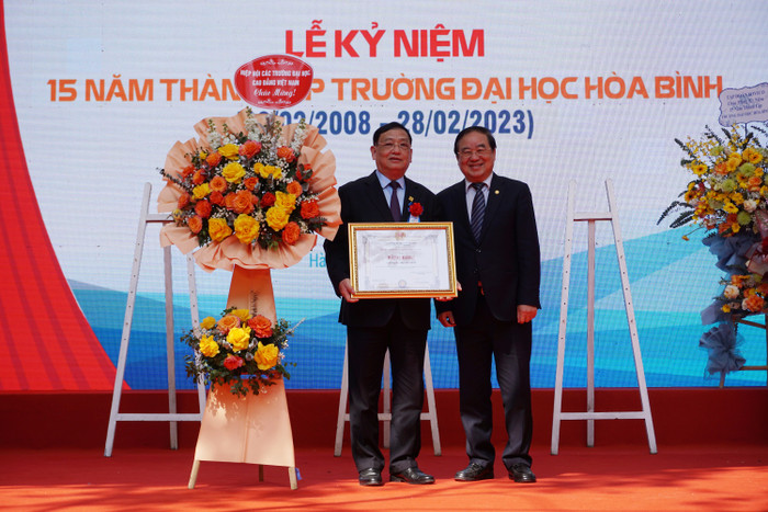 Trường Đại học Hòa Bình nhận Bằng khen của Hiệp hội Các trường đại học, cao đẳng Việt Nam. Ảnh: Linh Trang Trường Đại học Hòa Bình nhận Bằng khen của Hiệp hội Các trường đại học, cao đẳng Việt Nam. Ảnh: Linh Trang