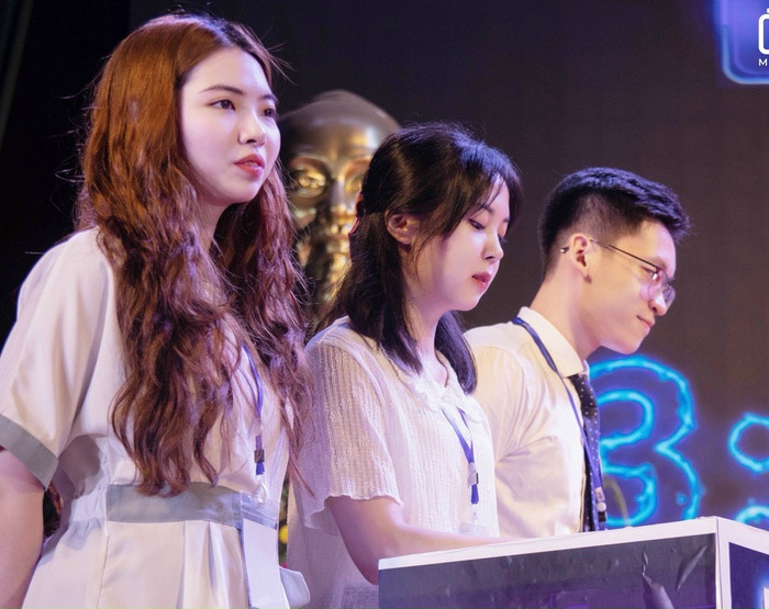 Mai Chi (đứng giữa) tích cực tham gia các các cuộc thi về kinh tế, khởi nghiệp đổi mới sáng tạo trong thời gian học tập tại Trường Đại học Ngoại thương - kết quả của các cuộc thi này giúp Mai Chi có thêm những thành tích trong hồ sơ xin học bổng của mình (ảnh: NVCC)