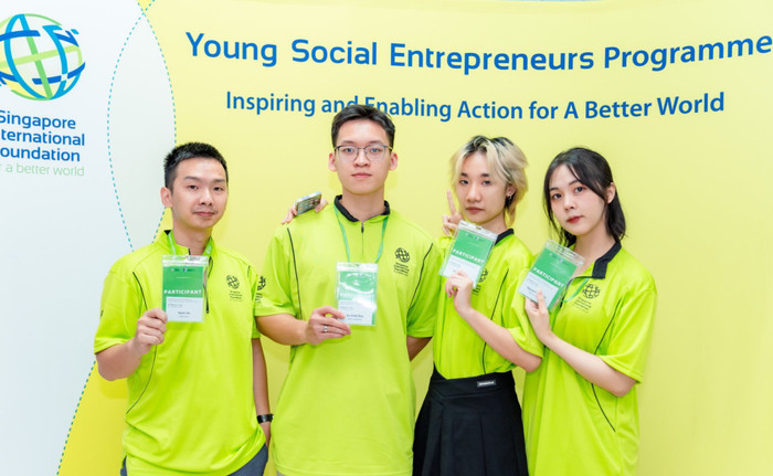 Mai Chi (ngoài cùng bên phải) tham dự nhiều cuộc thi quốc tế và đạt được những thành tích ấn tượng (ảnh:NVCC)