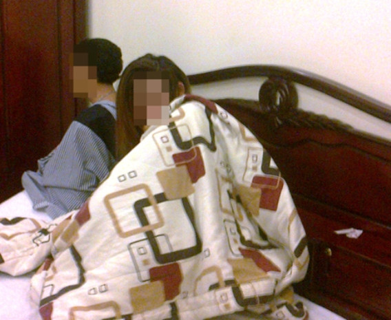 Một cặp nam nữ mua bán dâm bị bắt quả tang. Một cặp nam nữ mua bán dâm bị bắt quả tang.