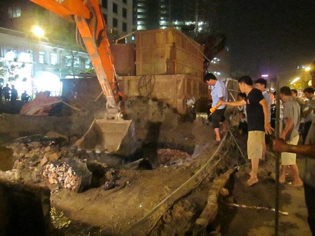 Lực lượng chức năng tới hiện trưởng khắc phục sự cố. Lực lượng chức năng tới hiện trưởng khắc phục sự cố.