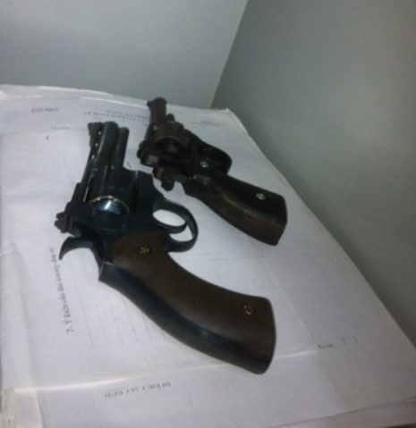 Hai khẩu súng đối tượng An mang theo khi cướp tiệm vàng Hạnh Thúy Hai khẩu súng đối tượng An mang theo khi cướp tiệm vàng Hạnh Thúy