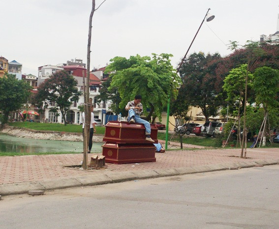 Đến 17 giờ cùng ngày, người đàn ông vẫn ngồi trên quan tài, không chịu về nhà. Đến 17 giờ cùng ngày, người đàn ông vẫn ngồi trên quan tài, không chịu về nhà.