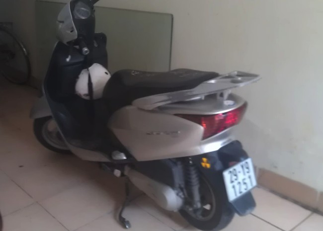 Chiếc xe máy SCR mà Cường đã cướp của anh Vỹ đã được lực lượng chức năng thu giữ. Chiếc xe máy SCR mà Cường đã cướp của anh Vỹ đã được lực lượng chức năng thu giữ.