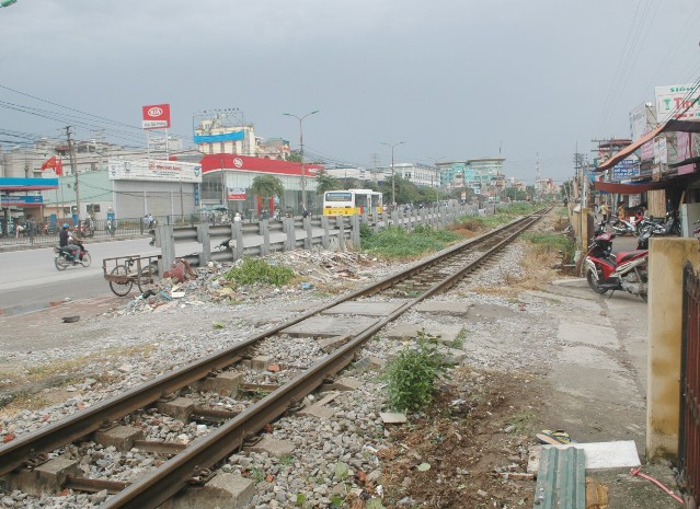 Đường ngang dân sinh - nơi chiếc xe ba gác đi qua và bị tàu đâm trúng. Đường ngang dân sinh - nơi chiếc xe ba gác đi qua và bị tàu đâm trúng.