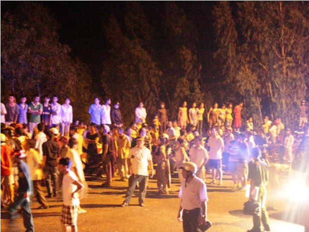 Đông đảo người dân chứng kiến vụ việc. (Ảnh: Người Lao Động)