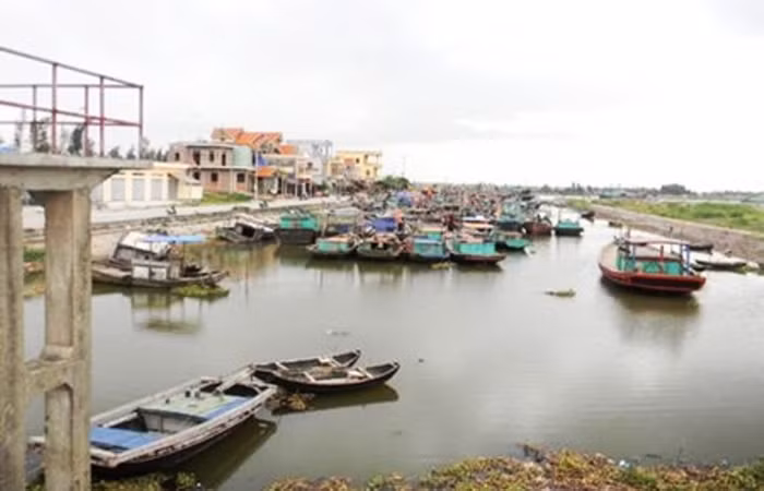 Tàu thuyền về nơi tránh bão an toàn tại cảng bến Lân, xã Nam Thịnh, Tiền Hải, Thái Bình. (Ảnh: Báo Thái Bình)