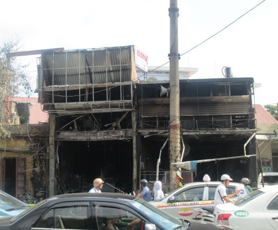 Hai quán ăn nằm sát ngay cây xăng bị thiêu rụi hoàn toàn Hai quán ăn nằm sát ngay cây xăng bị thiêu rụi hoàn toàn