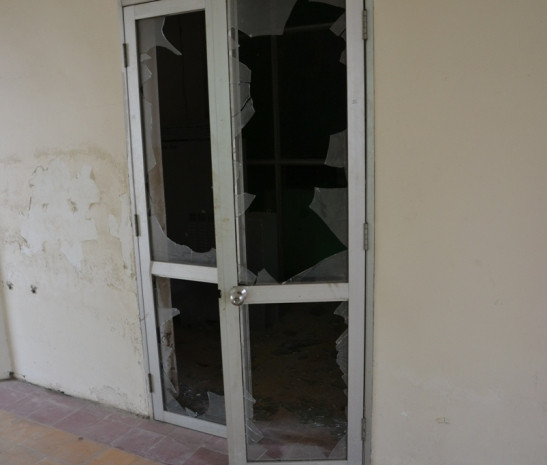 Cửa kính bị đối tượng đập vỡ