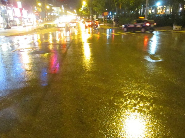 Nước sạch lênh láng ngã tư Kim Mã - Liêu Giai Nước sạch lênh láng ngã tư Kim Mã - Liêu Giai