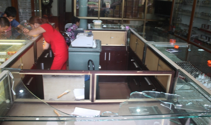 Tủ kính bị tên cướp dùng búa đập vỡ