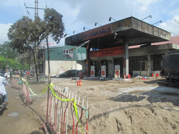 Quang cảnh cây xăng số 2B Trần Hưng Đạo vào sáng 4/6 Quang cảnh cây xăng số 2B Trần Hưng Đạo vào sáng 4/6