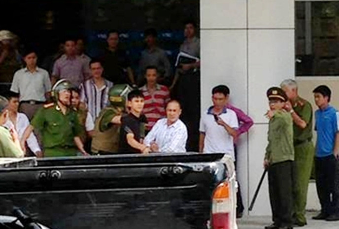 Lực lượng công an khống chế người đàn ông hung hãn