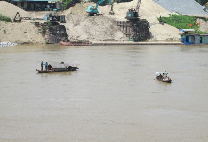 Lực lượng chức năng tìm kiếm thi thể bà H vào chiều 1/6 Lực lượng chức năng tìm kiếm thi thể bà H vào chiều 1/6