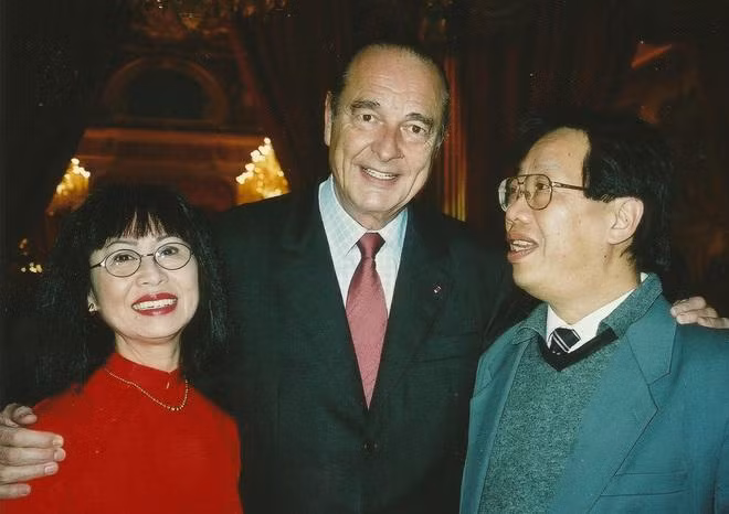 Giáo sư Trần Quang Hải và danh ca Bạch Yến chụp ảnh cùng Tổng thống Pháp Jacques Chirac năm 2002. (Ảnh: https://tranquanghai1944.com)