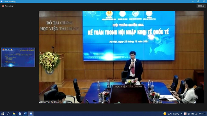 Tiến sĩ Nguyễn Đào Tùng chia sẻ tại hội thảo.