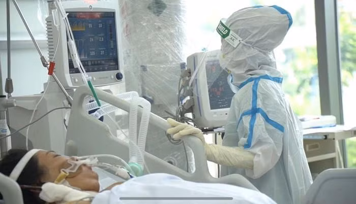 Bác sỹ điều trị cho bệnh nhân mắc COVID-19 (Ảnh: Trung tâm kiểm soát bệnh tật Thành phố Hồ Chí Minh)