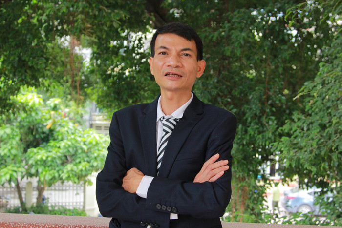 Thầy Thanh cho hay, đến nay nhóm của thầy đã sản xuất được 3 chiếc buồng khử khuẩn đa năng để phục vụ cho nhà trường phòng chống dịch Covid-19. (Ảnh: Mạnh Đoàn) Thầy Thanh cho hay, đến nay nhóm của thầy đã sản xuất được 3 chiếc buồng khử khuẩn đa năng để phục vụ cho nhà trường phòng chống dịch Covid-19. (Ảnh: Mạnh Đoàn)