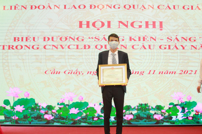 Thầy Nguyễn Trọng Thanh nhận giấy khen tại Hội nghị biểu dương "sáng kiến - sáng tạo" của quận Cầu Giấy. (ảnh: Mạnh Đoàn) Thầy Nguyễn Trọng Thanh nhận giấy khen tại Hội nghị biểu dương "sáng kiến - sáng tạo" của quận Cầu Giấy. (ảnh: Mạnh Đoàn)