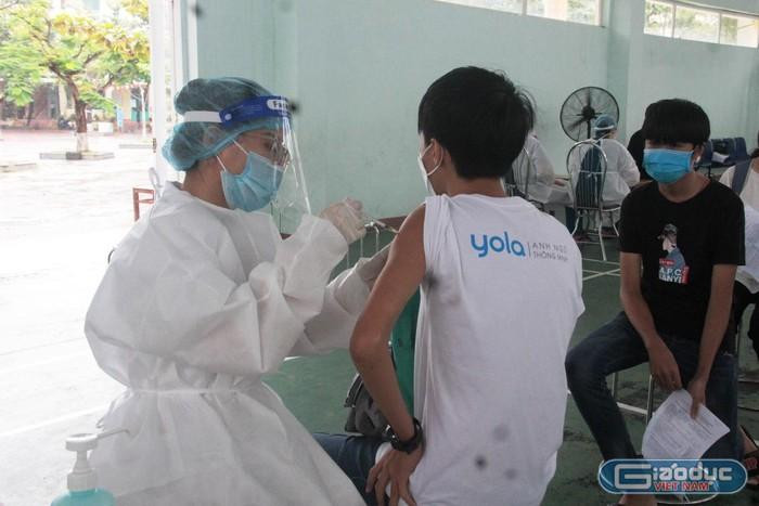 Đà Nẵng triển khai tiêm vắc xin cho học sinh để đến trường học trực tiếp. Ảnh: AN Đà Nẵng triển khai tiêm vắc xin cho học sinh để đến trường học trực tiếp. Ảnh: AN