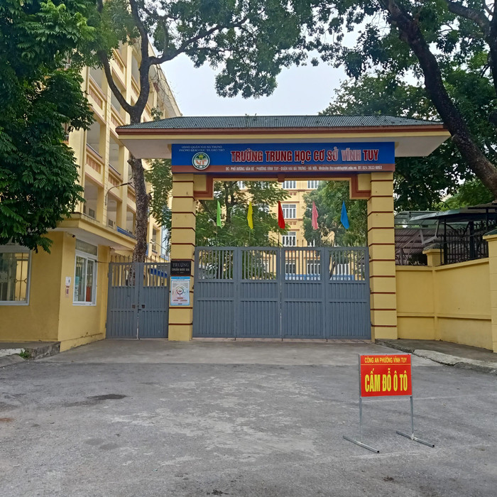 Trường Trung học cơ sở Vĩnh Tuy được phụ huynh phản ánh là tổ chức dạy thêm online ngay từ đầu năm học đến nay. (Ảnh: Mạnh Đoàn)