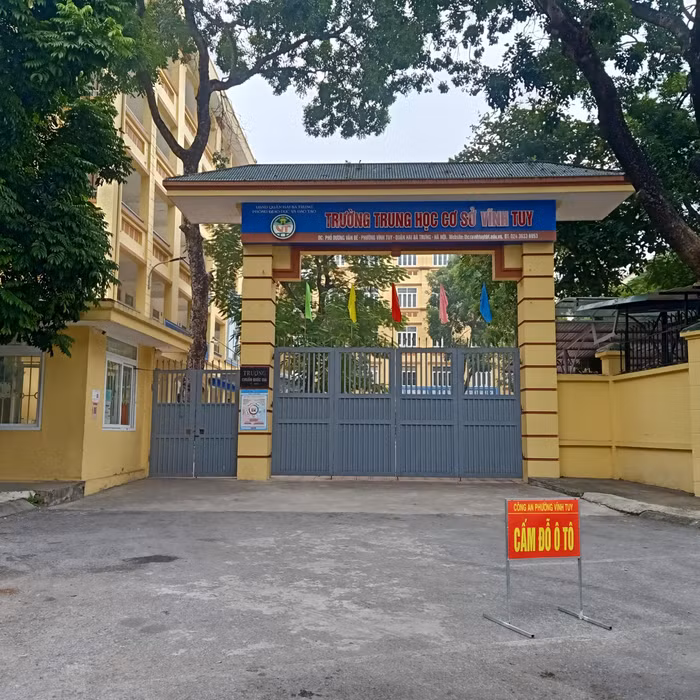 Trường Trung học cơ sở Vĩnh Tuy được phụ huynh phản ánh là tổ chức dạy thêm online ngay từ đầu năm học đến nay. (Ảnh: Mạnh Đoàn)