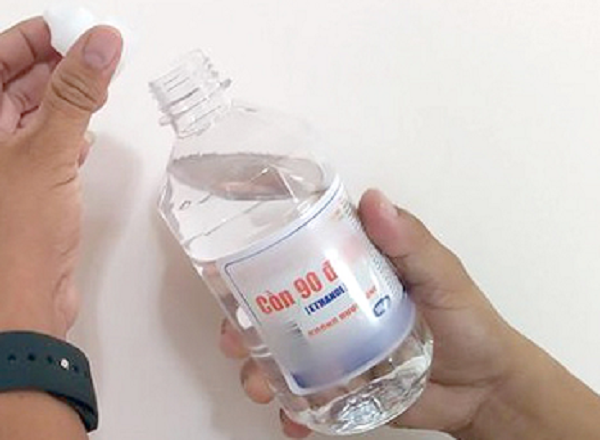 Cồn công nghiệp được kẻ xấu mua về để pha chế độ như rượu để chuộc lợi. Cồn công nghiệp được kẻ xấu mua về để pha chế độ như rượu để chuộc lợi.