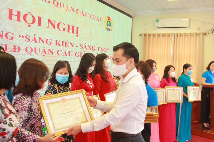 Ông Lê Đình Hùng - Phó Chủ tịch Liên đoàn Lao động Thành phố Hà Nội trao giấy khen cho các cá nhân có sáng kiến, sáng tạo. (Ảnh: Mạnh Đoàn)