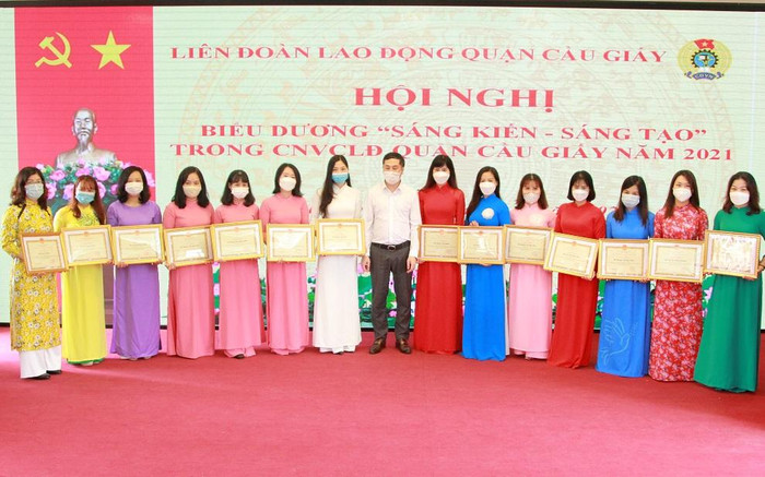 Các cá nhân được nhận giấy khen chụp ảnh lưu niệm (Ảnh: Mạnh Đoàn)