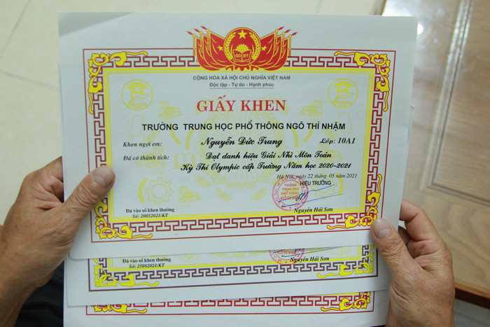 Trong năm học lớp 10, Trung đạt giải Nhì môn Toán Kỳ thi Olympic cấp trường và là học sinh giỏi. (Ảnh: Mạnh Đoàn) Trong năm học lớp 10, Trung đạt giải Nhì môn Toán Kỳ thi Olympic cấp trường và là học sinh giỏi. (Ảnh: Mạnh Đoàn)