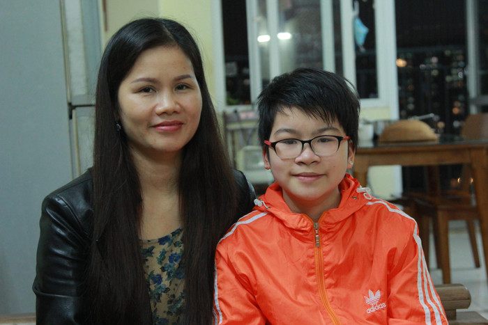 Chị Hoa và cô con gái Phương Vy. (Ảnh: Mạnh Đoàn)