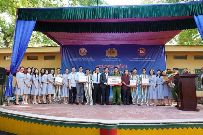 Hoạt động tuyên truyền, tư vấn pháp luật cho các phạm nhân tại Phân trại số 3 – Trại giam Xuân Nguyên, Thành phố Hải Phòng do Trường Đại học Ngoại thương cùng các đơn vị phối hợp tổ chức vào năm 2022, nhân dịp hưởng ứng Ngày Pháp luật Việt Nam (09/11), Ngày truyền thống luật sư Việt Nam (10/10). Hoạt động tuyên truyền, tư vấn pháp luật cho các phạm nhân tại Phân trại số 3 – Trại giam Xuân Nguyên, Thành phố Hải Phòng do Trường Đại học Ngoại thương cùng các đơn vị phối hợp tổ chức vào năm 2022, nhân dịp hưởng ứng Ngày Pháp luật Việt Nam (09/11), Ngày truyền thống luật sư Việt Nam (10/10).