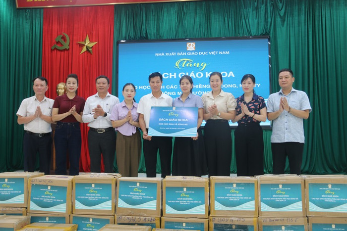Ông Ngô Văn Hoan, Phó Tổng Giám đốc Nhà xuất bản Giáo dục Việt Nam đã trao tặng sách cho các em học sinh tại các xã miền núi tỉnh Sơn La. image-20250828151502-3.jpg